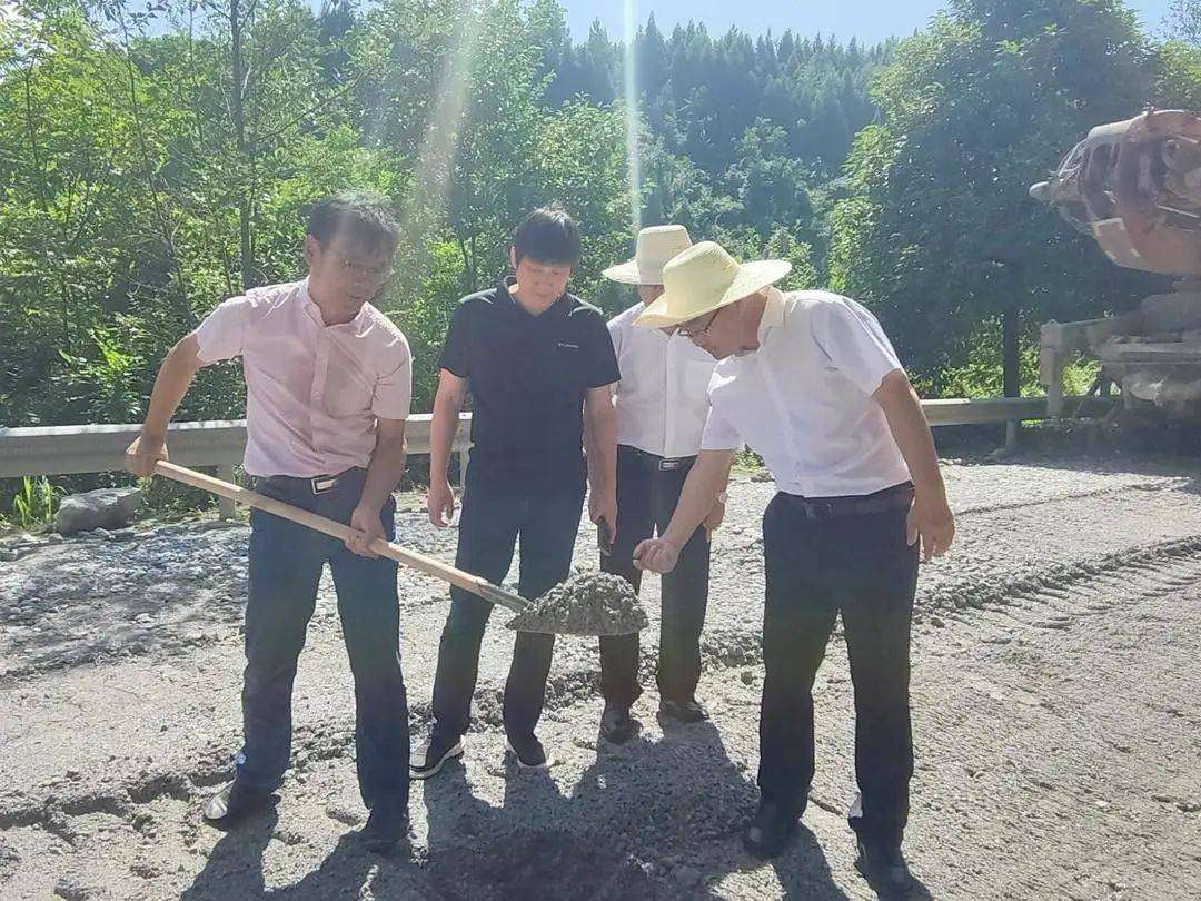 察看施工现场。单位供图