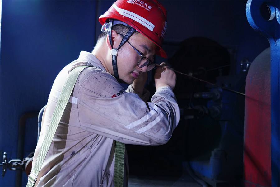 一根聽針，王威便能判斷設備的“健康”情況。人民網 李芳森攝