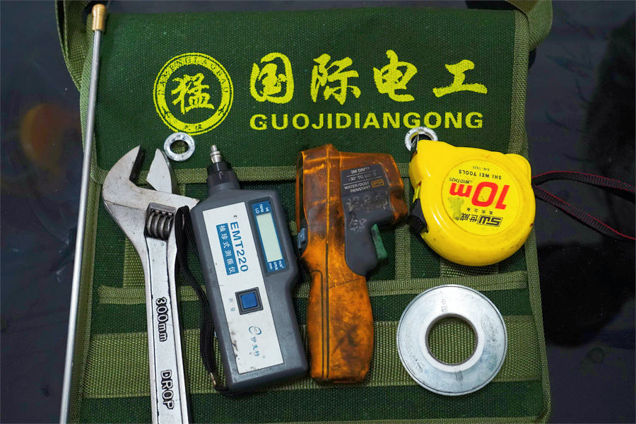 工具袋裡，裝著王威工作所需的各種工具。人民網 李芳森攝