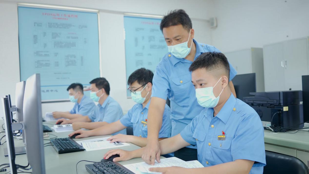 工作人员在使用系统进行列检。单位供图