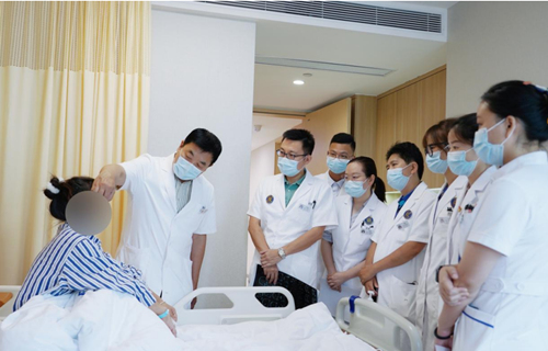 孙丰源教授（左二）带领查房，查看患者病情。受访单位供图