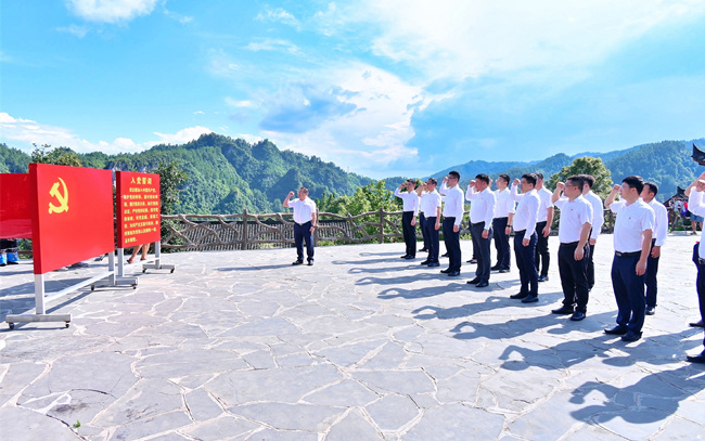 中海集团在湘企业党员干部在十八洞村精准扶贫广场重温入党誓词。中建国际投资（湖南）有限公司供图