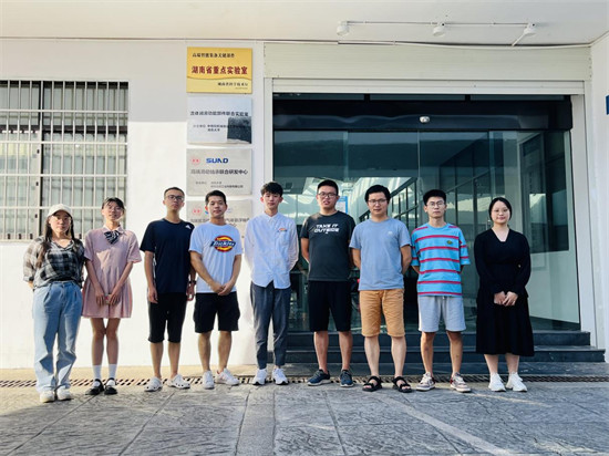Super Lung团队成员在高端智能装备关键部件湖南省重点实验室前合影。学校供图