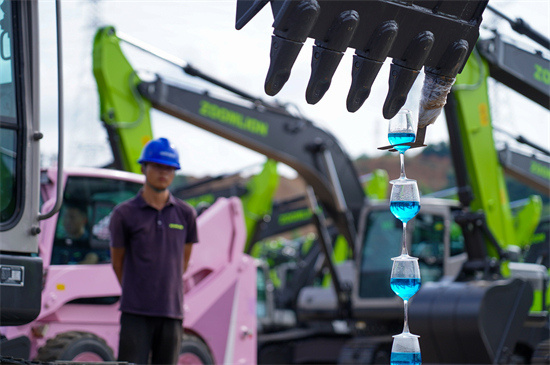 挖掘机正在叠放高脚杯。梁山摄
