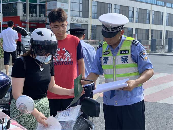 开展多批次街面巡逻行动。单位供图