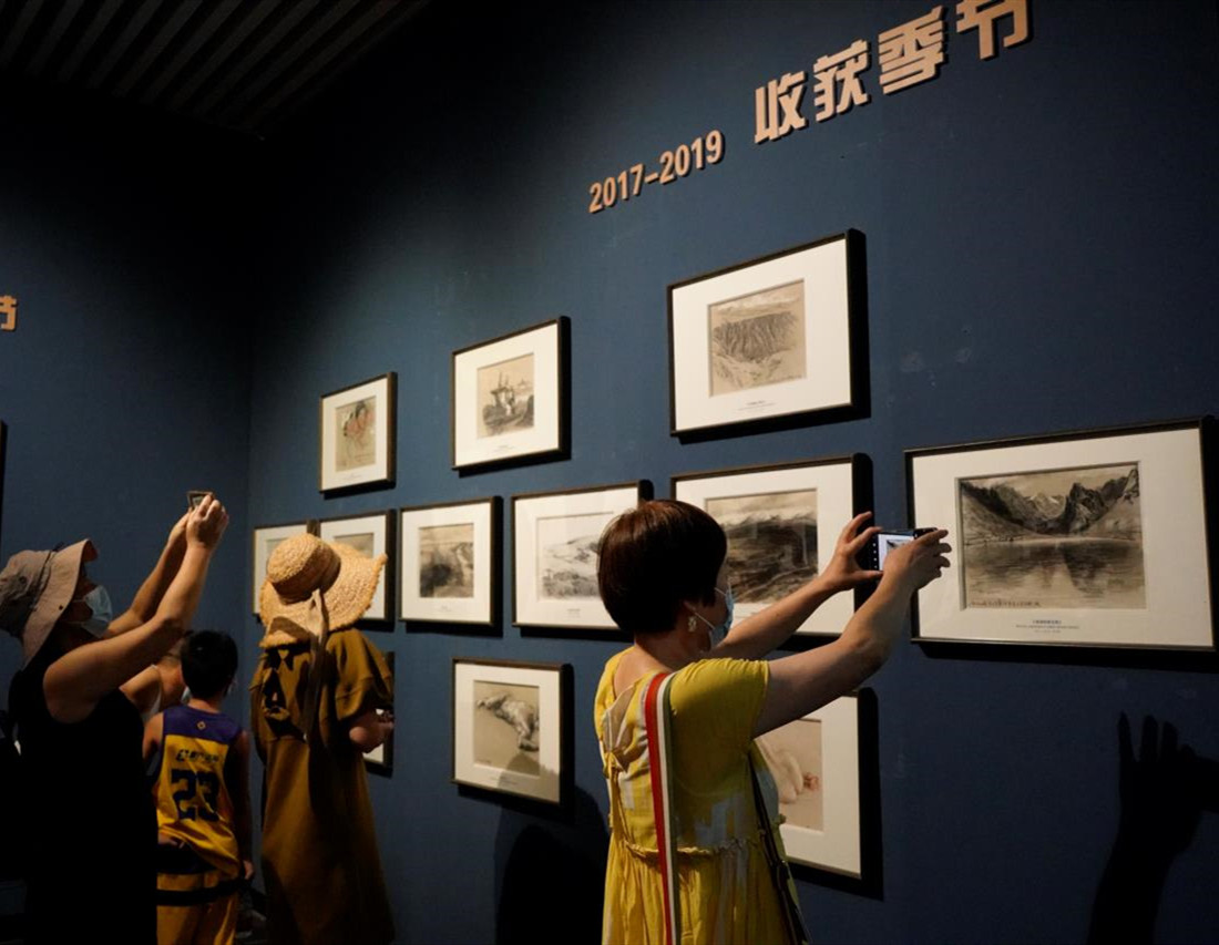 观展市民、学子络绎不绝。丁阳亮摄