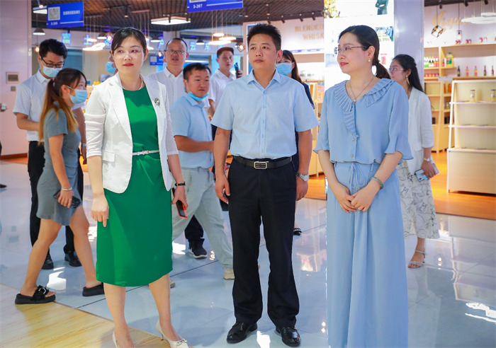 自贸长沙片区雨花管委会负责人作产品介绍。李妍洁摄