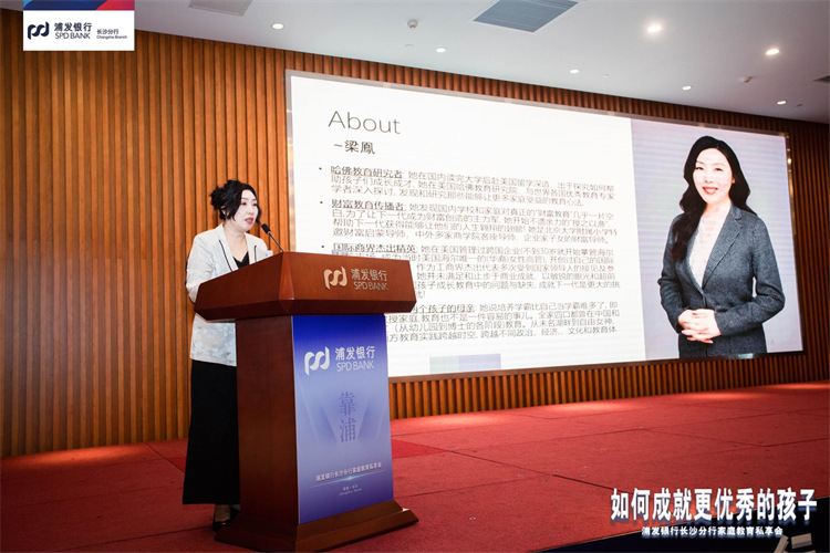 梁凤老师现场授课。单位供图