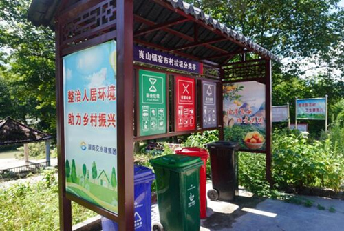 统一添置的垃圾收集亭。受访单位供图