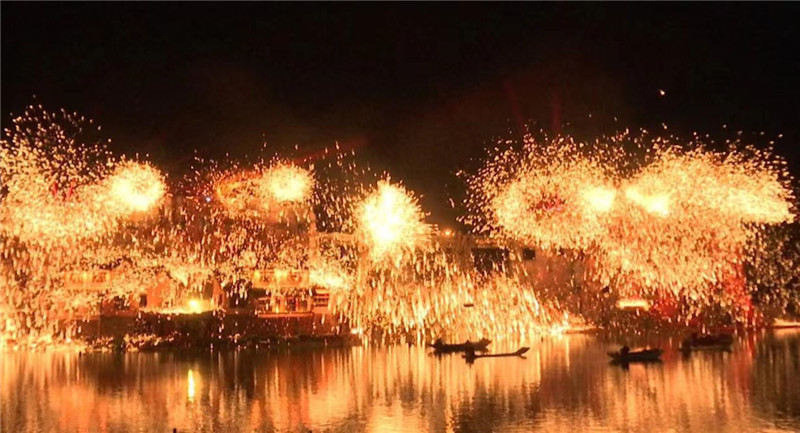 道林古镇，国家级非物质文化遗产“打铁花” 。供稿单位供图