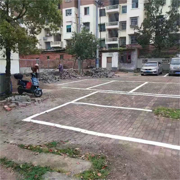 进行车位画线。单位供图