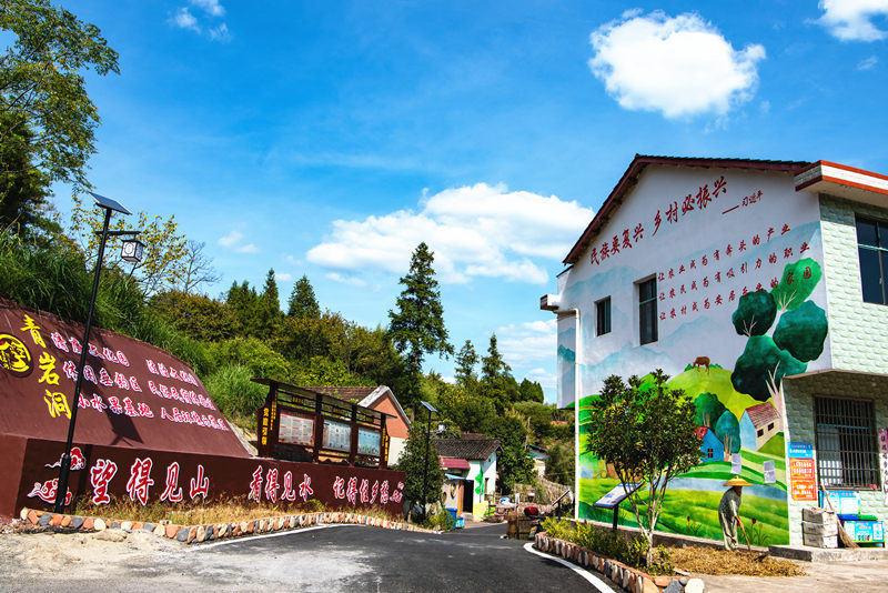 沅陵县深溪口隆兴村青岩洞组成为网红打卡点。田文国摄
