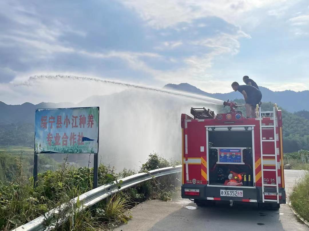 专职消防队安排人员车辆多频次为农作物送去“解渴”水源（单位供图）