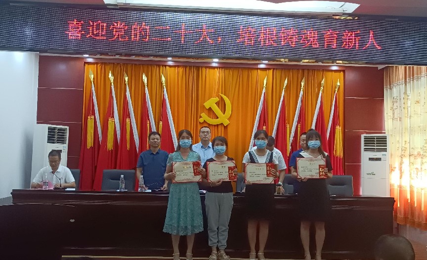 获表彰教师合影。单位供图