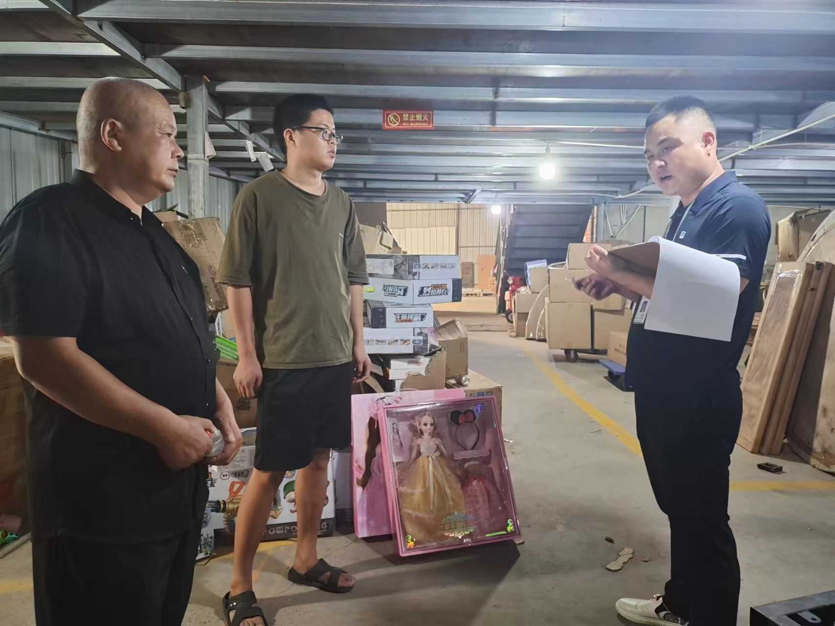 政府工作人员对仓储物流企业进行安全排查。单位供图