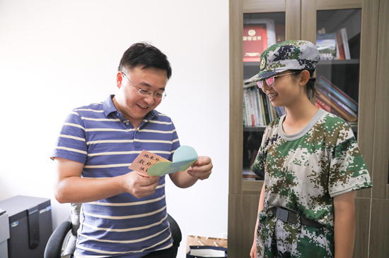 郭海玲（右一）将教师节贺卡送到曾铃（右一）手中。受访单位供图