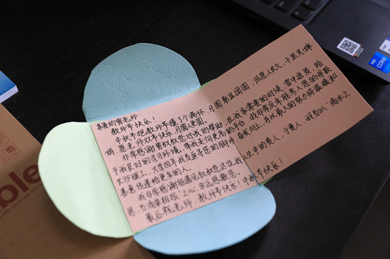 郭海玲手写的节日卡片。受访单位供图