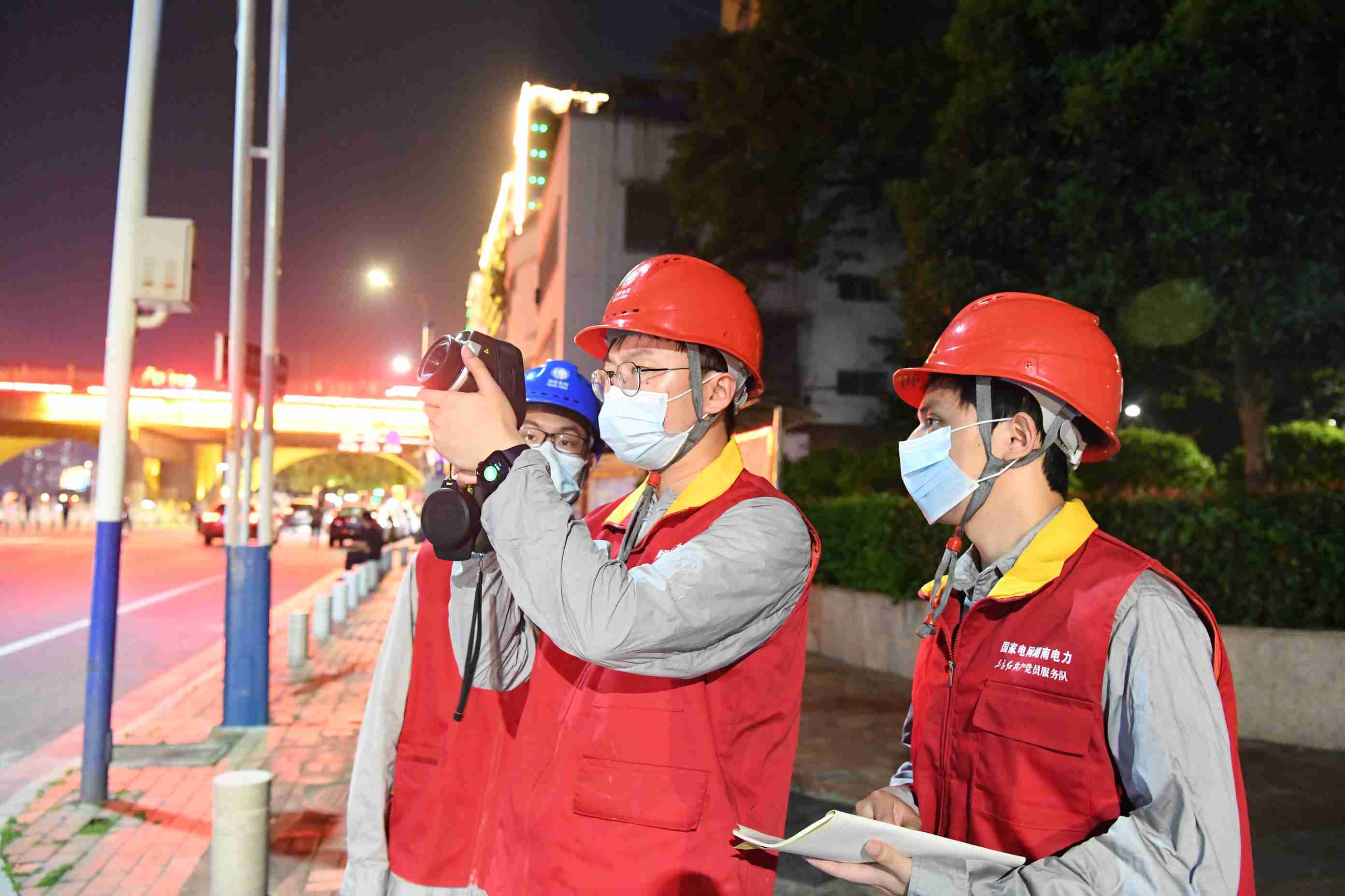 共产党员服务队在邵阳开展夜间红外测温。陈拓 摄