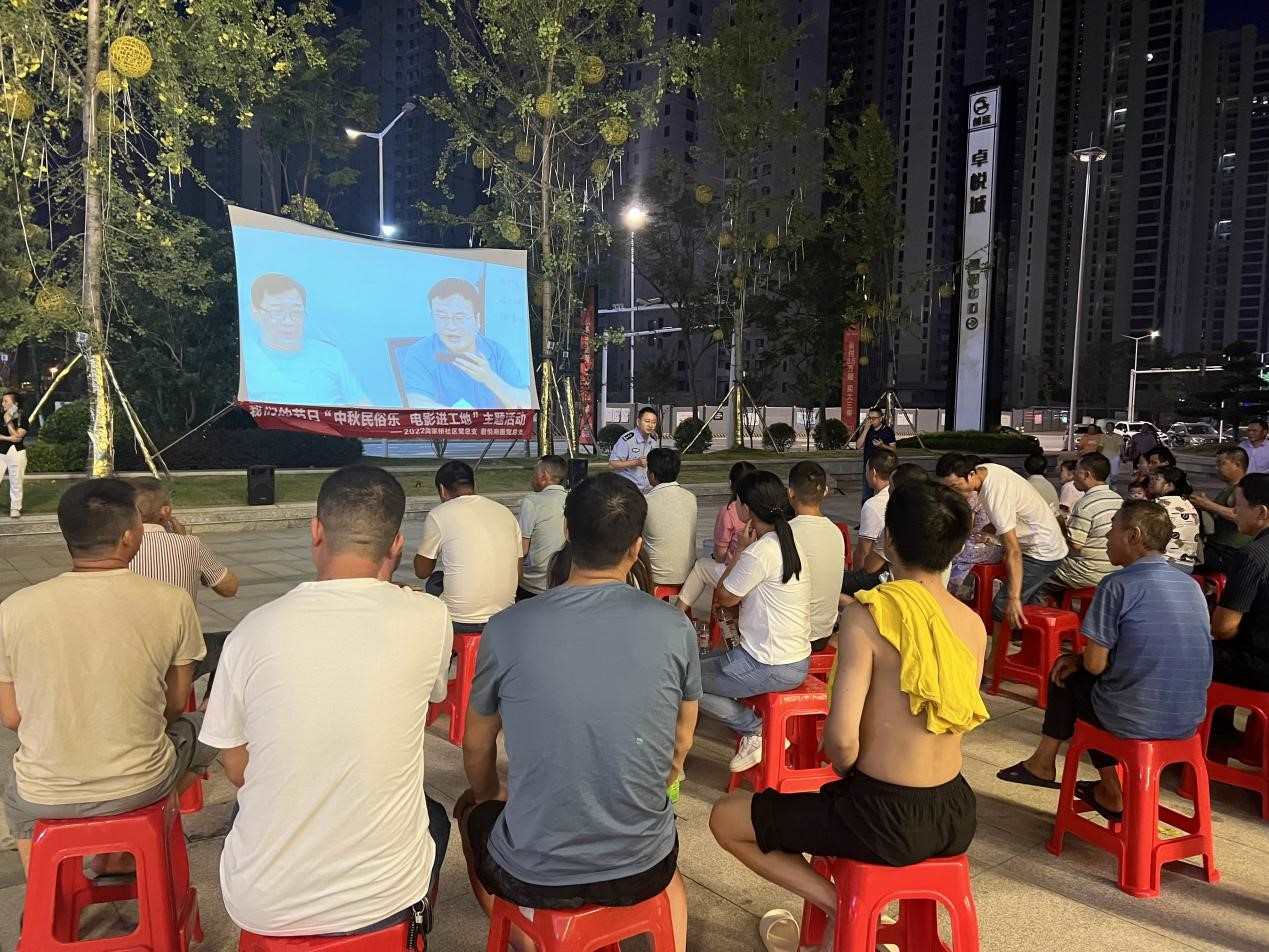 建筑工地看电影,集里街道供图。