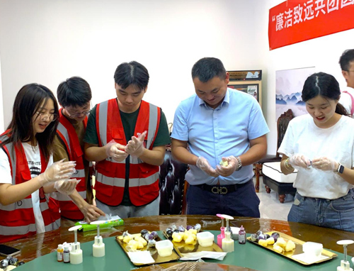 项目工作人员一起做月饼。受访单位供图