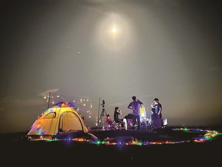 农历八月十五，长沙县金井镇龙华山顶滑翔伞基地迎来不少市民露营赏月。凌波摄