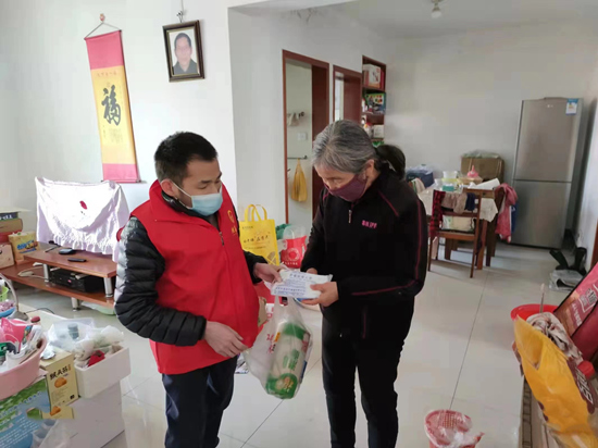 郭海波上门给社区孤寡老人送去生活用品。资料图