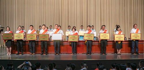 劲仔食品董事长周劲松（左七）接受荣誉授予。受访单位供图