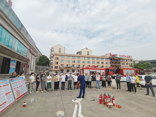 消防人員在教授如何使用滅火器。受訪單位供圖