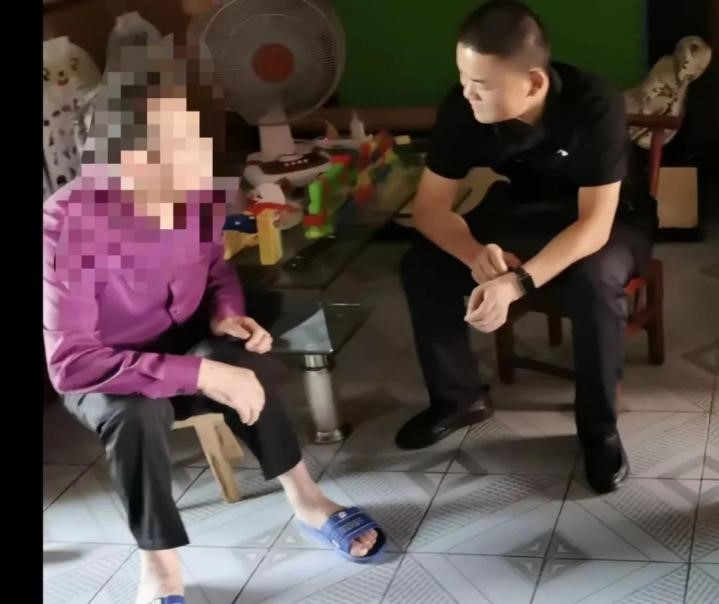 走访受害者。单位供图