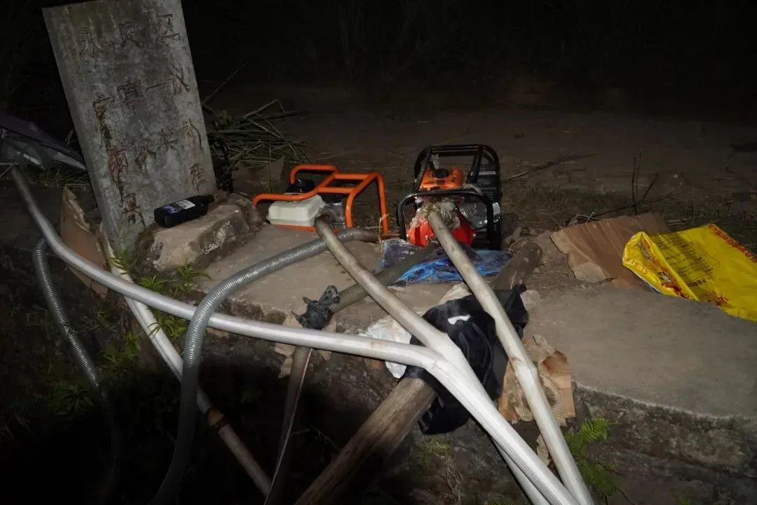 夜晚的罗塔坪乡槟榔坪村，沟渠中布满抽水管，茶农们昼夜坚持抽水保苗。解雯惠 摄
