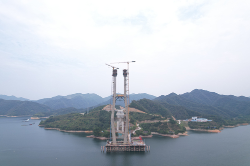湖南省在建最大跨度钢混组合梁斜桥主塔封顶。受访单位供图