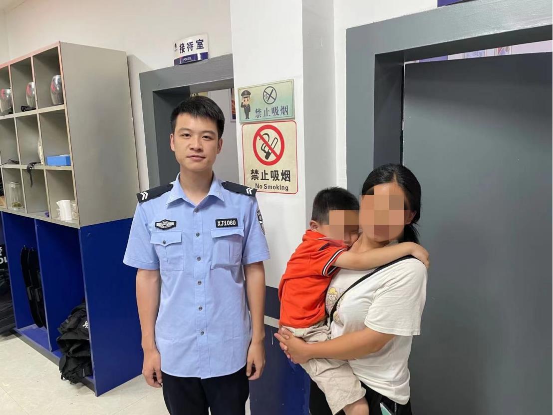 帮助群众找到走失的小孩。单位供图