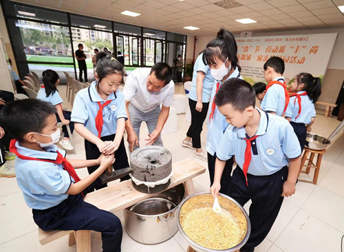 学生在体验磨豆浆。受访单位供图