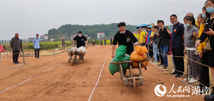 农民趣味运动会。人民网记者 刘宾摄