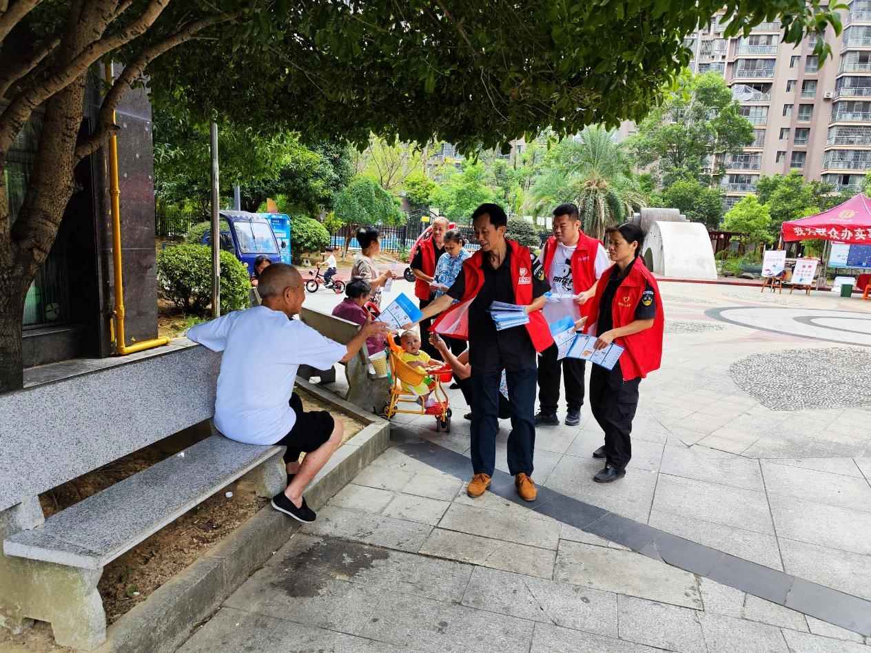 南市社区“奔跑者”们发放宣传资料。单位供图