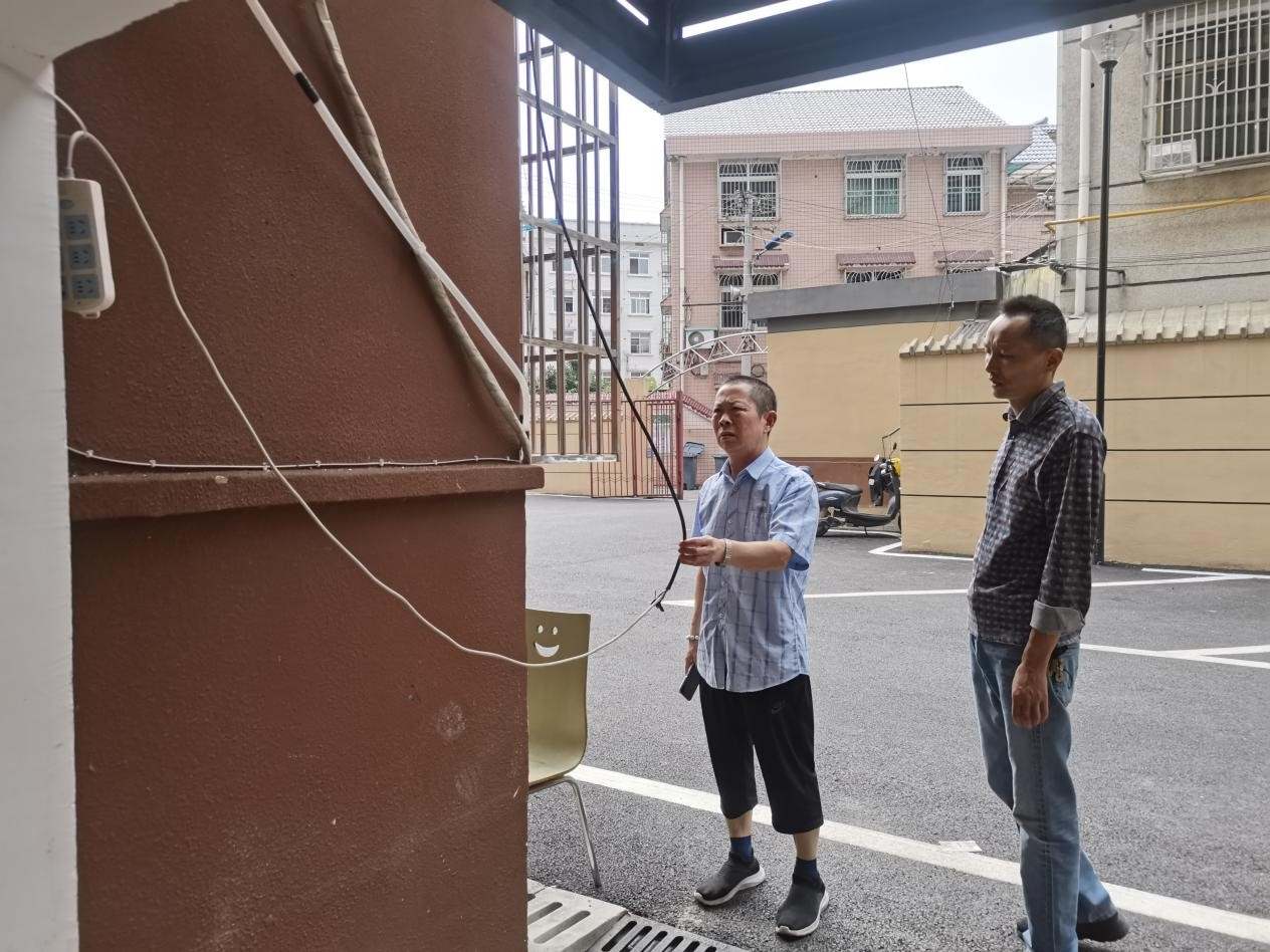 排查南市社区居民楼安全隐患。单位供图