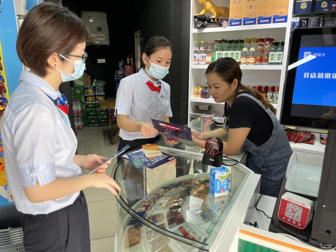 望城支行向周边商家科普金融知识。单位供图