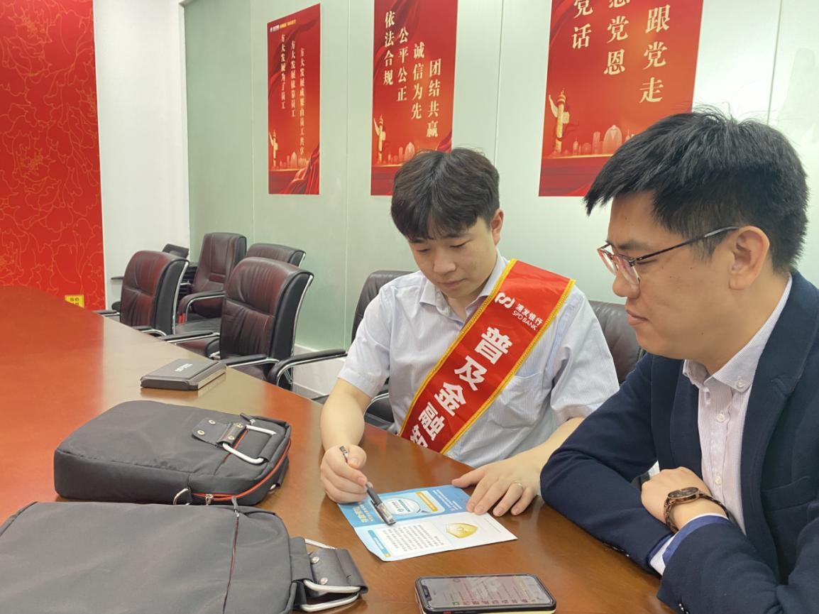 走进企业向员工普及金融知识。单位供图