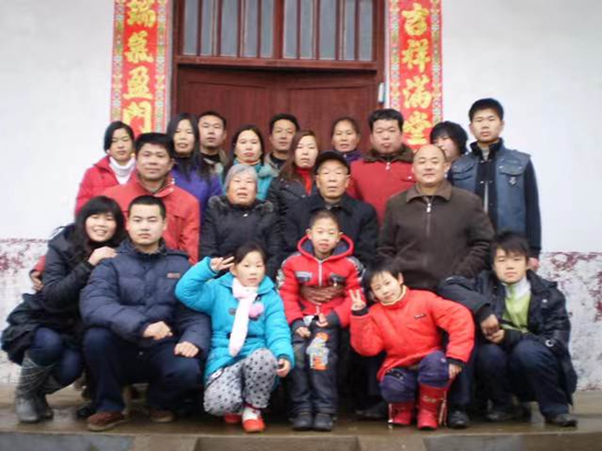 2009年一家三代合影。受訪單位供圖