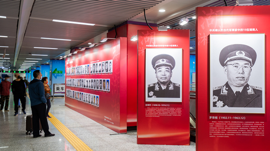 乘客在展板前观看。毛子泰摄