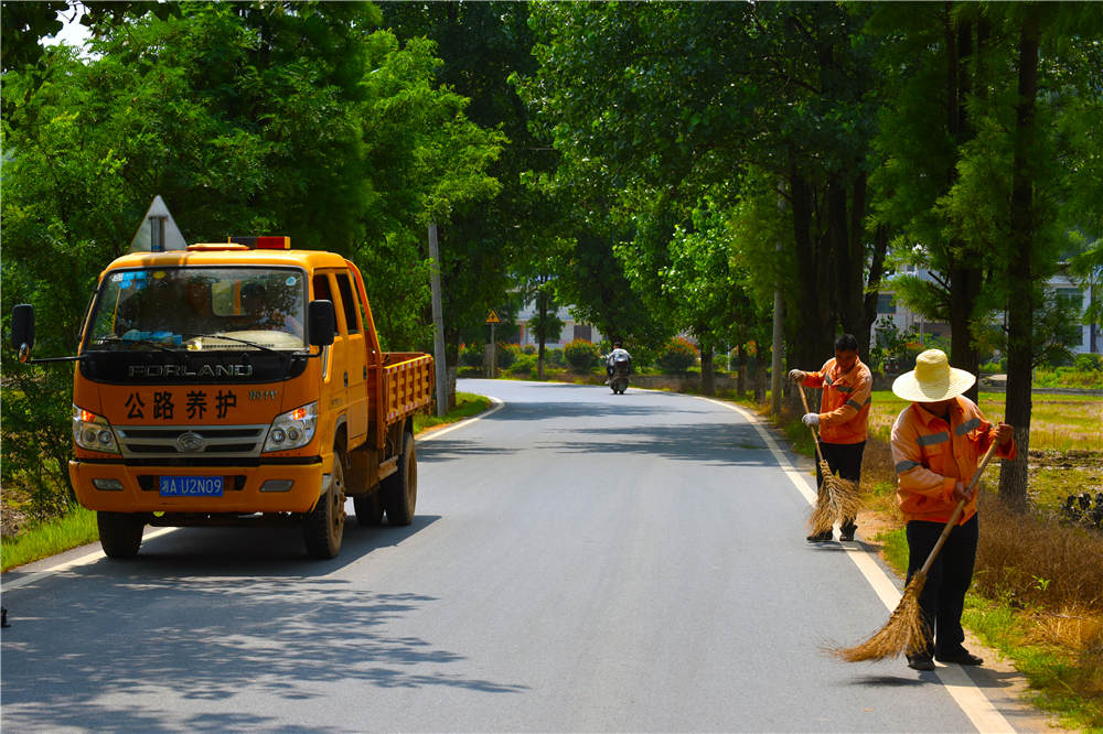 宁乡市袁沉公路，工作人员正在对公路进行养护。明健飞 摄