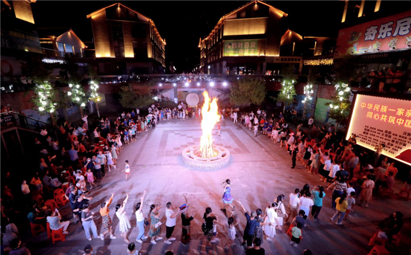 篝火晚会上游客们载歌载舞。受访单位供图