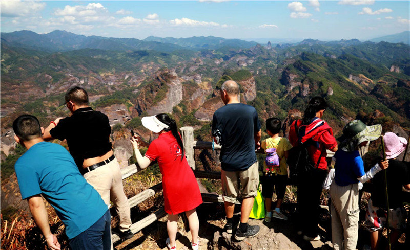 游客在崀山5A景区旅游观美景。受访单位供图