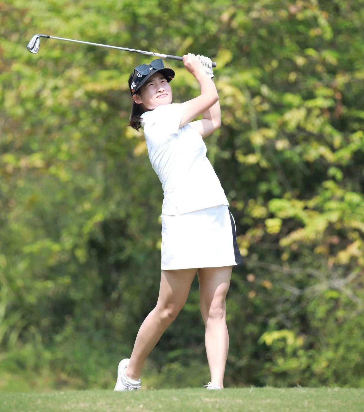 湖南涉外经济学院高尔夫代表队成员比赛风采。单位供图