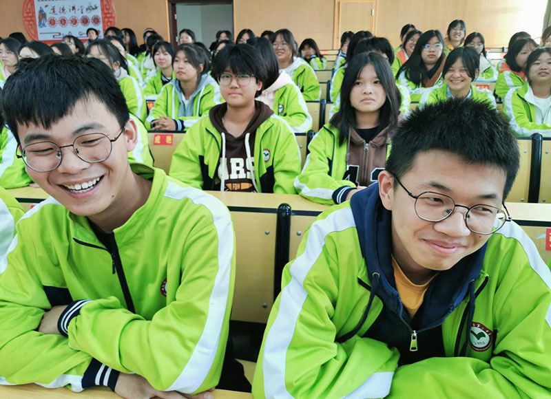 听讲座的青少年。单位供图