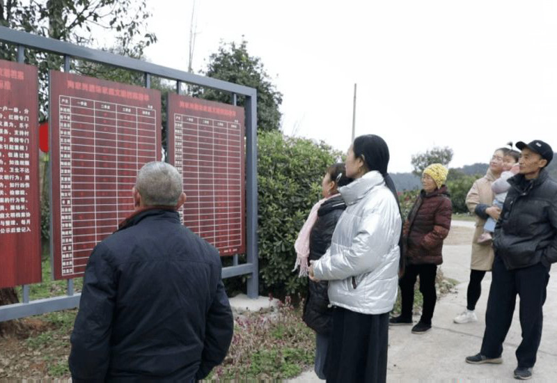 石门县夹山镇，村民在查看榜单。单位供图