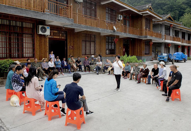 石门县薛家村，屋场会上听民意。单位供图