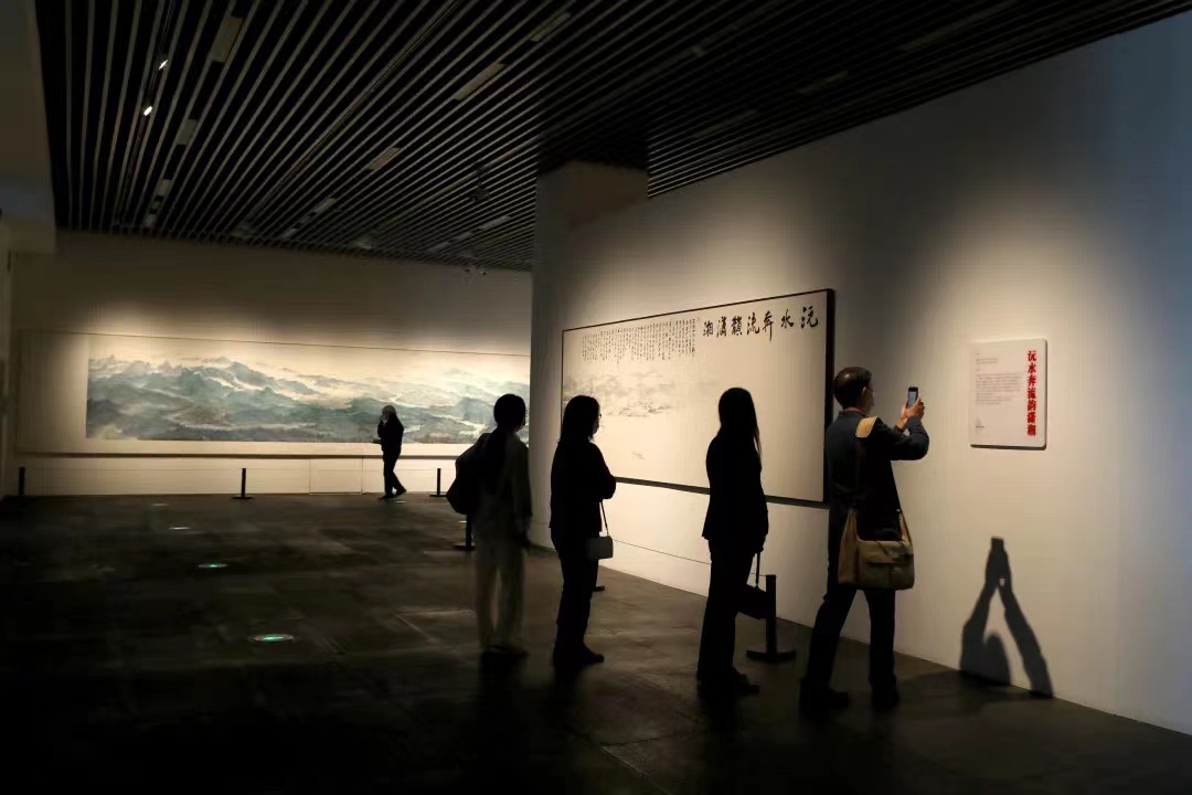 观众参观展览。主办方供图