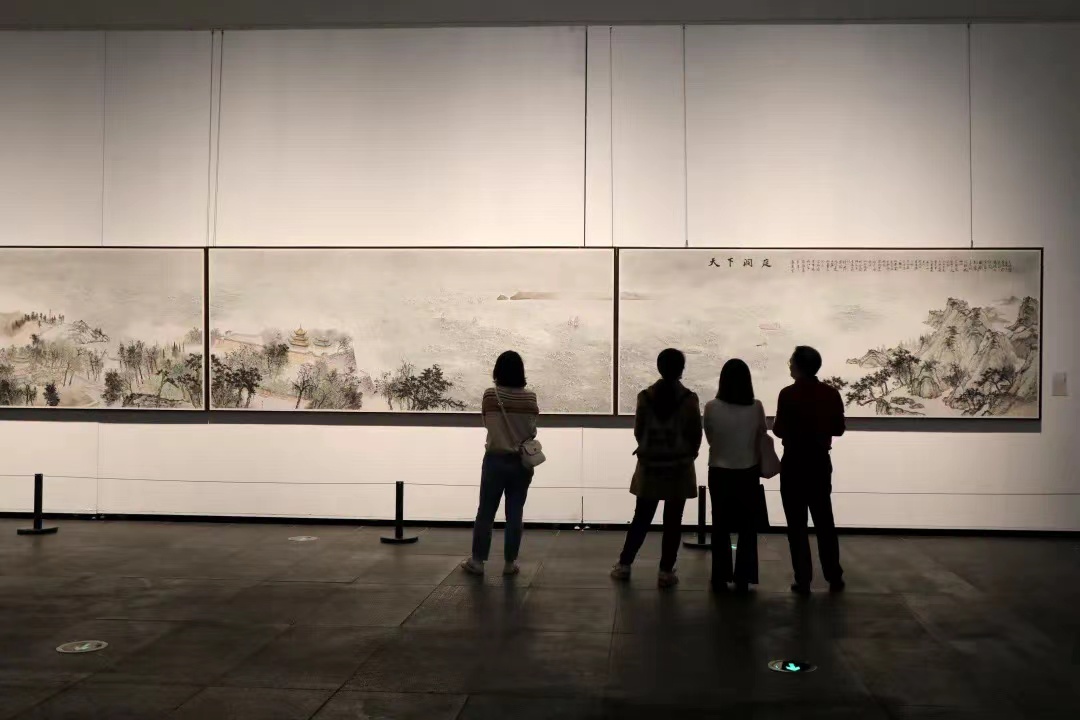 市民观看展出作品。主办方供图