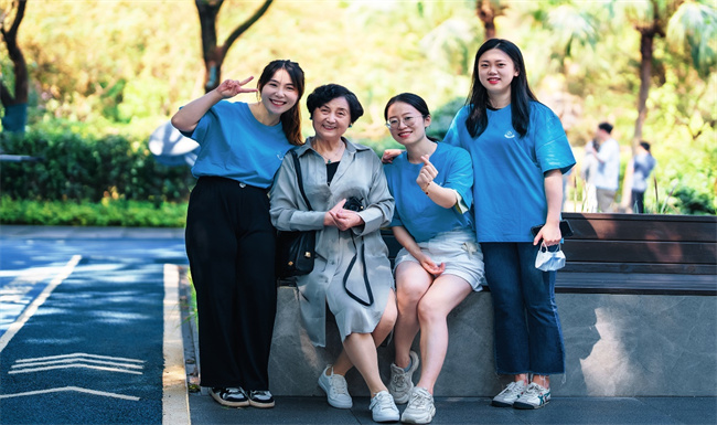 康阿姨与龙湖志愿者合影。单位供图